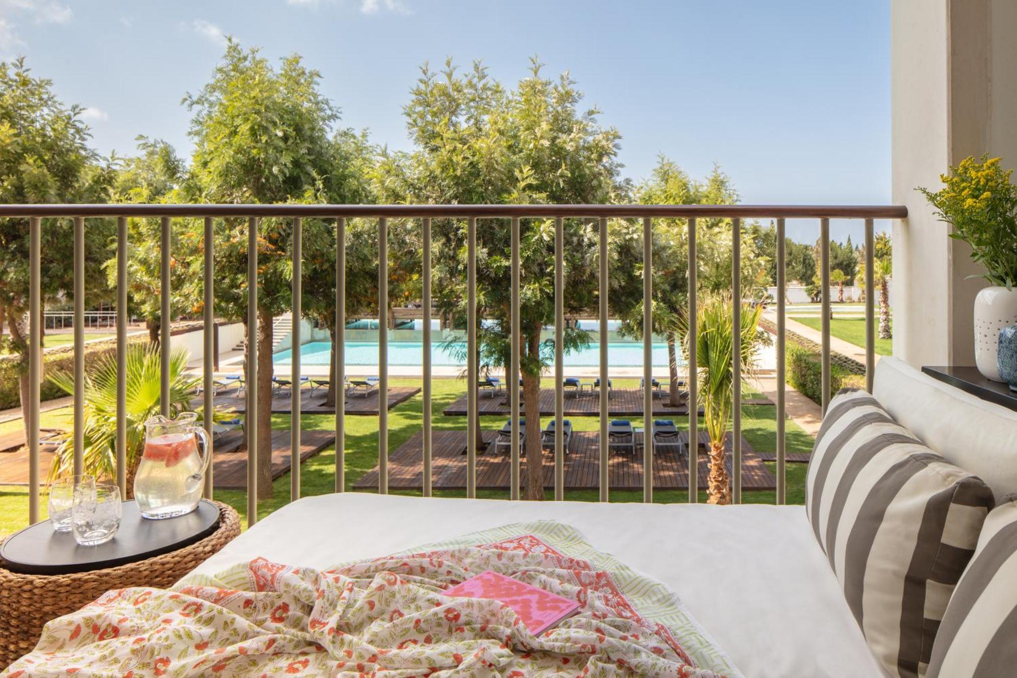 Quarto Twin Deluxe com Varanda e Vista Piscina